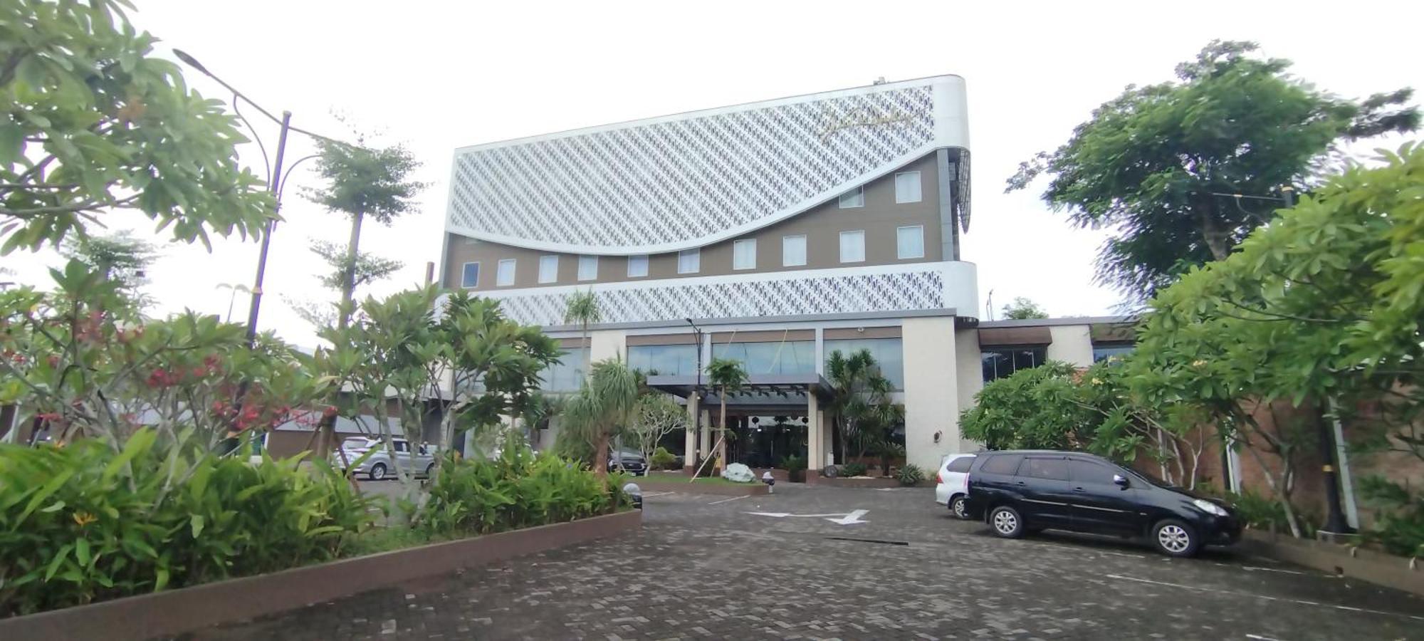 Grand Kolopaking Hotel Kebumen Kültér fotó